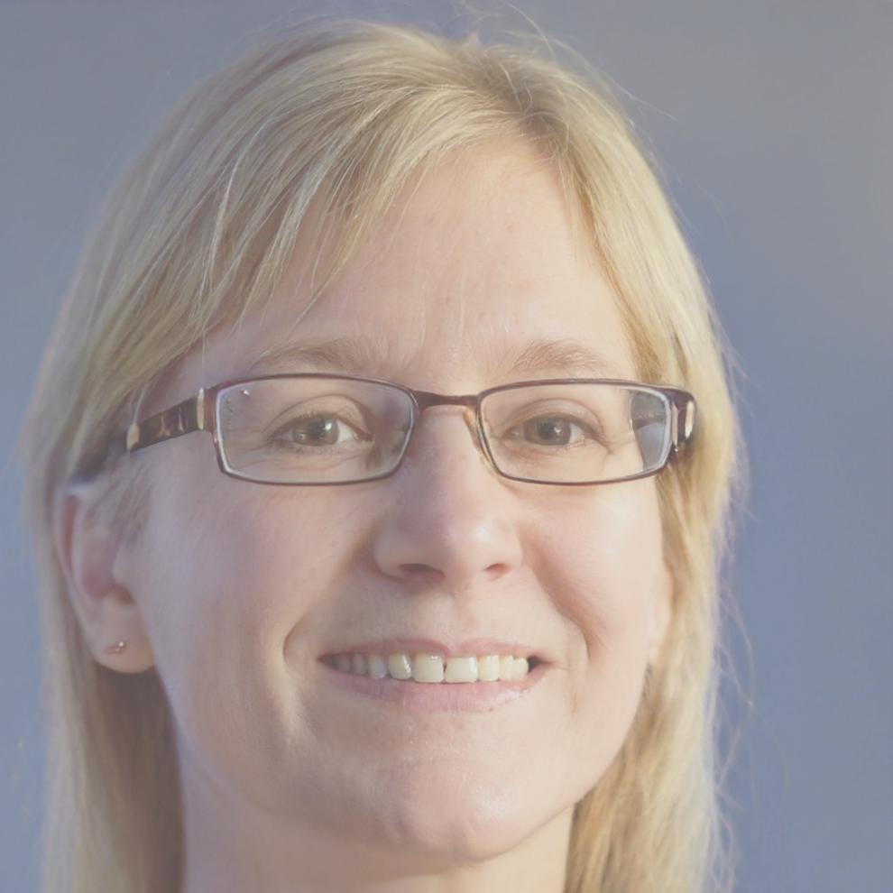 Instructor Saskia Brennan discussing market analysis techniques